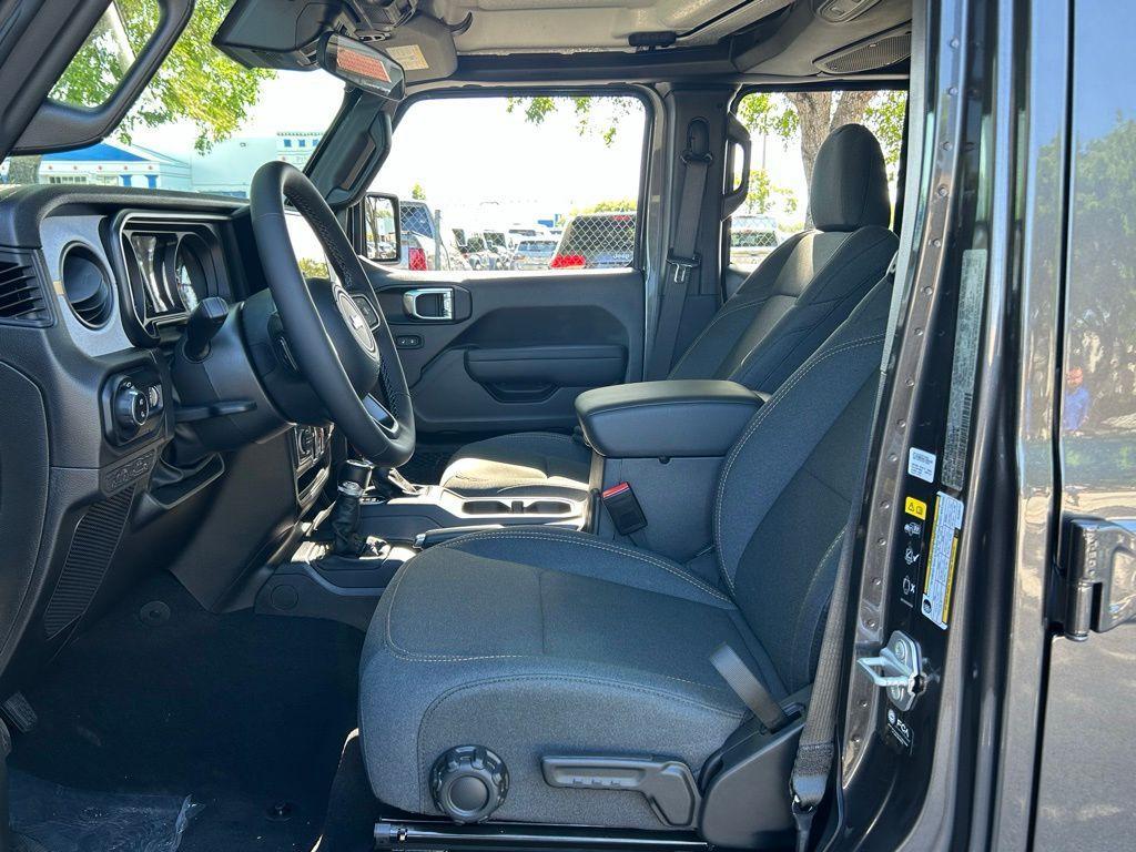 new 2025 Jeep Gladiator car, priced at $45,947