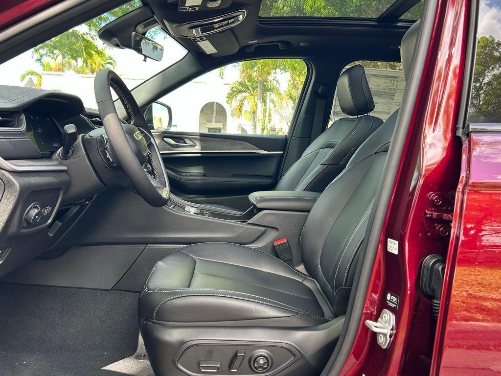 new 2025 Jeep Grand Cherokee car, priced at $44,992