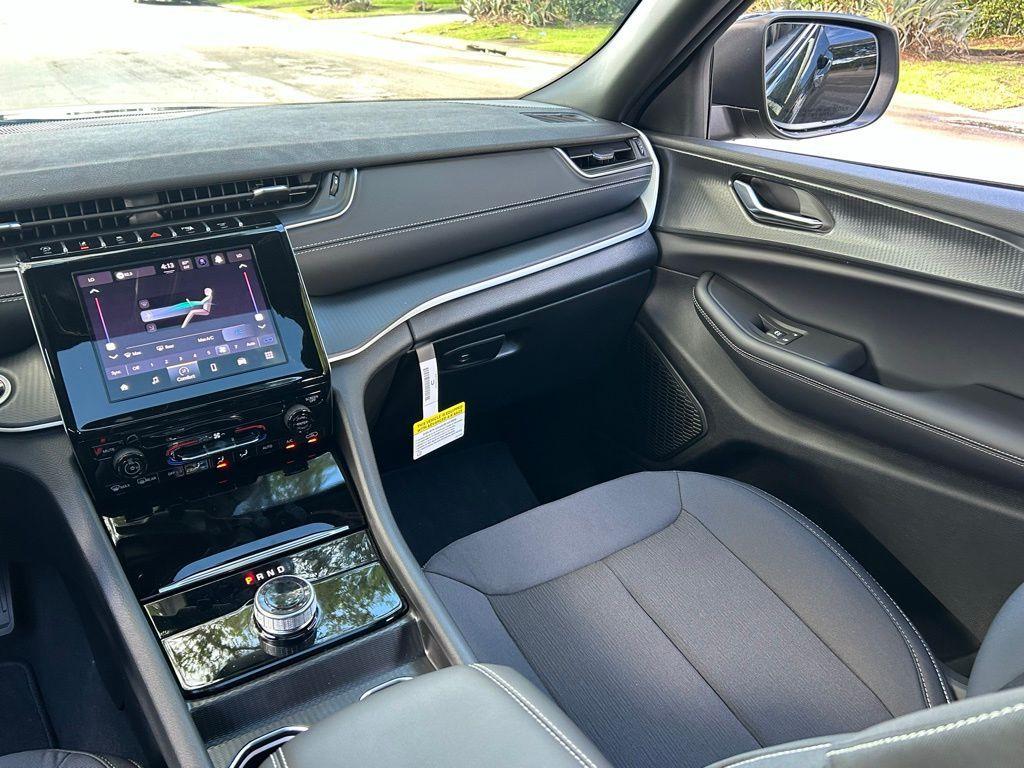 new 2025 Jeep Grand Cherokee car, priced at $33,991