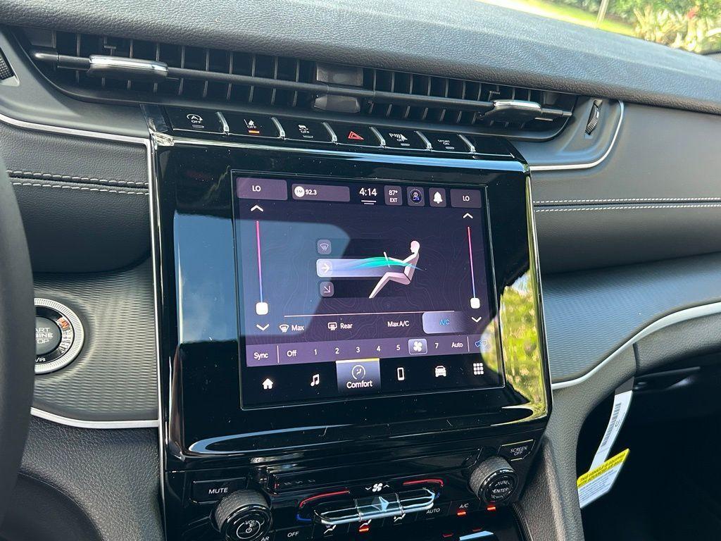 new 2025 Jeep Grand Cherokee car, priced at $33,991