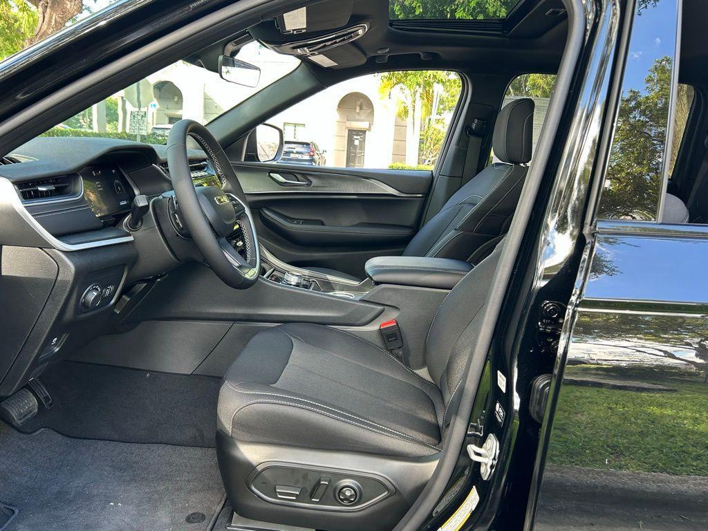 new 2025 Jeep Grand Cherokee car, priced at $33,991