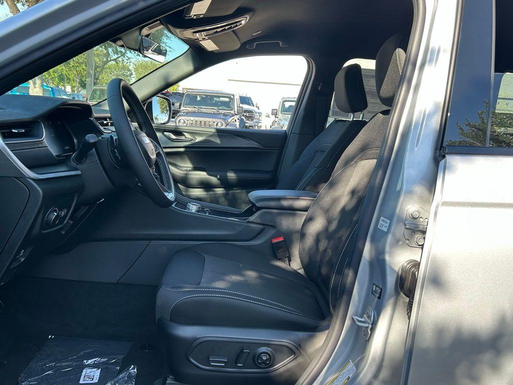 new 2025 Jeep Grand Cherokee car, priced at $36,045