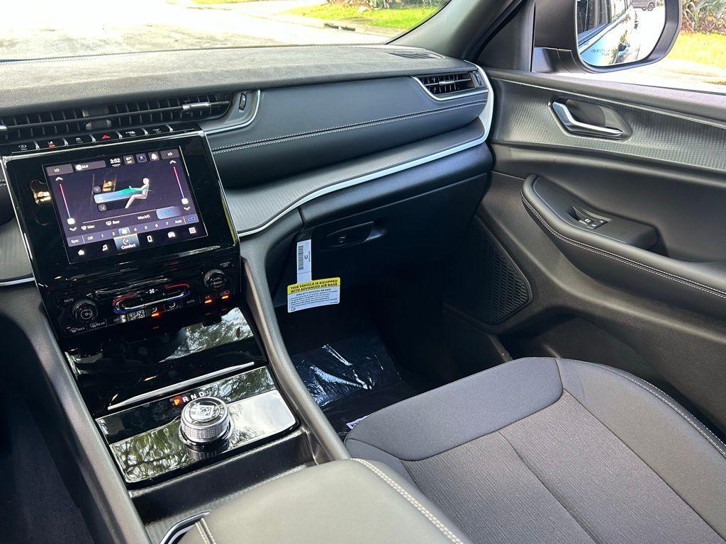 new 2025 Jeep Grand Cherokee car, priced at $35,129