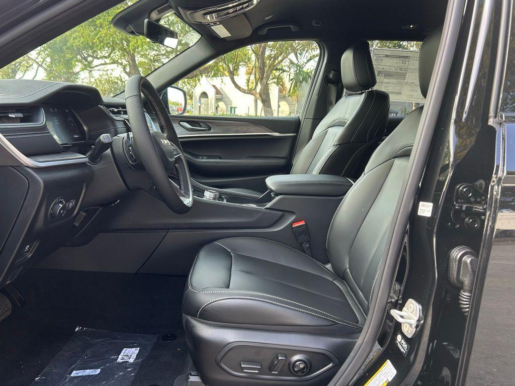 new 2025 Jeep Grand Cherokee car, priced at $39,983