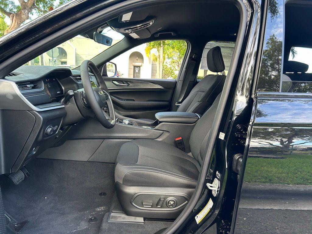 new 2025 Jeep Grand Cherokee car, priced at $36,045