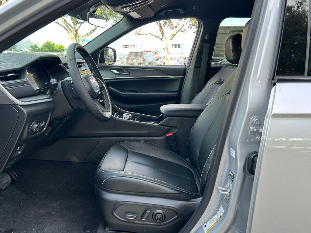new 2025 Jeep Grand Cherokee car, priced at $39,148