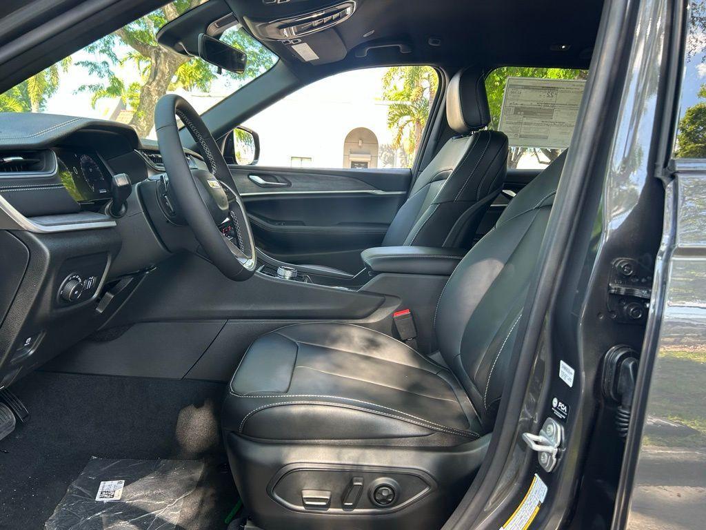 new 2025 Jeep Grand Cherokee car, priced at $37,619