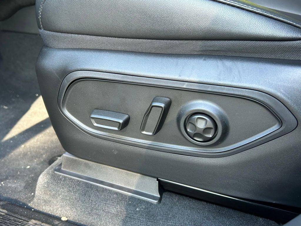 new 2025 Jeep Grand Cherokee car, priced at $39,405