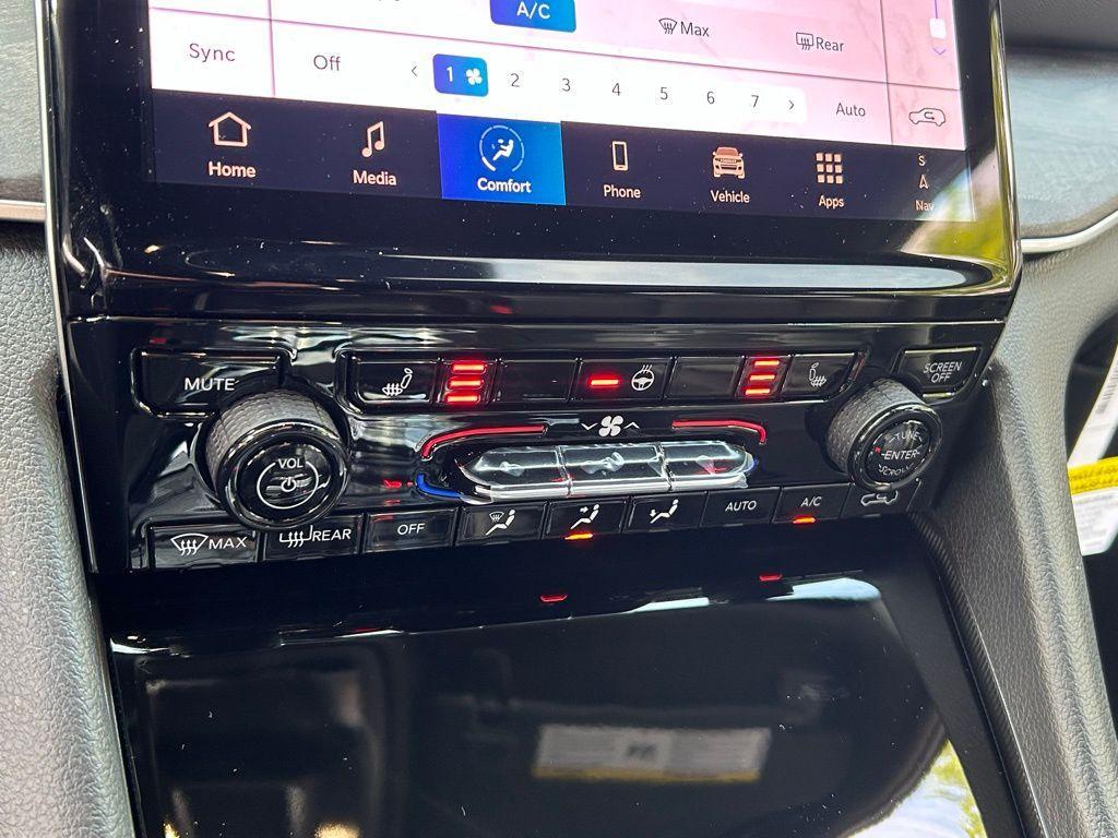 new 2025 Jeep Grand Cherokee car, priced at $41,905