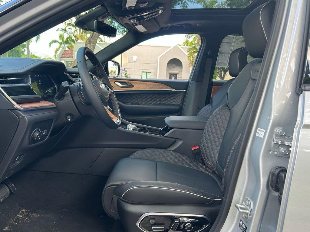 new 2025 Jeep Grand Cherokee car, priced at $59,199