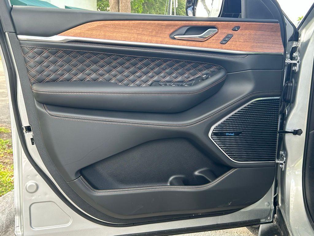 new 2025 Jeep Grand Cherokee car, priced at $59,199