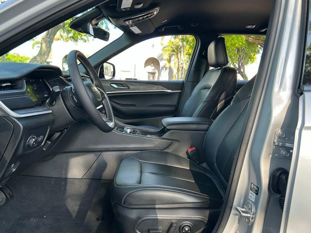 new 2025 Jeep Grand Cherokee car, priced at $41,035