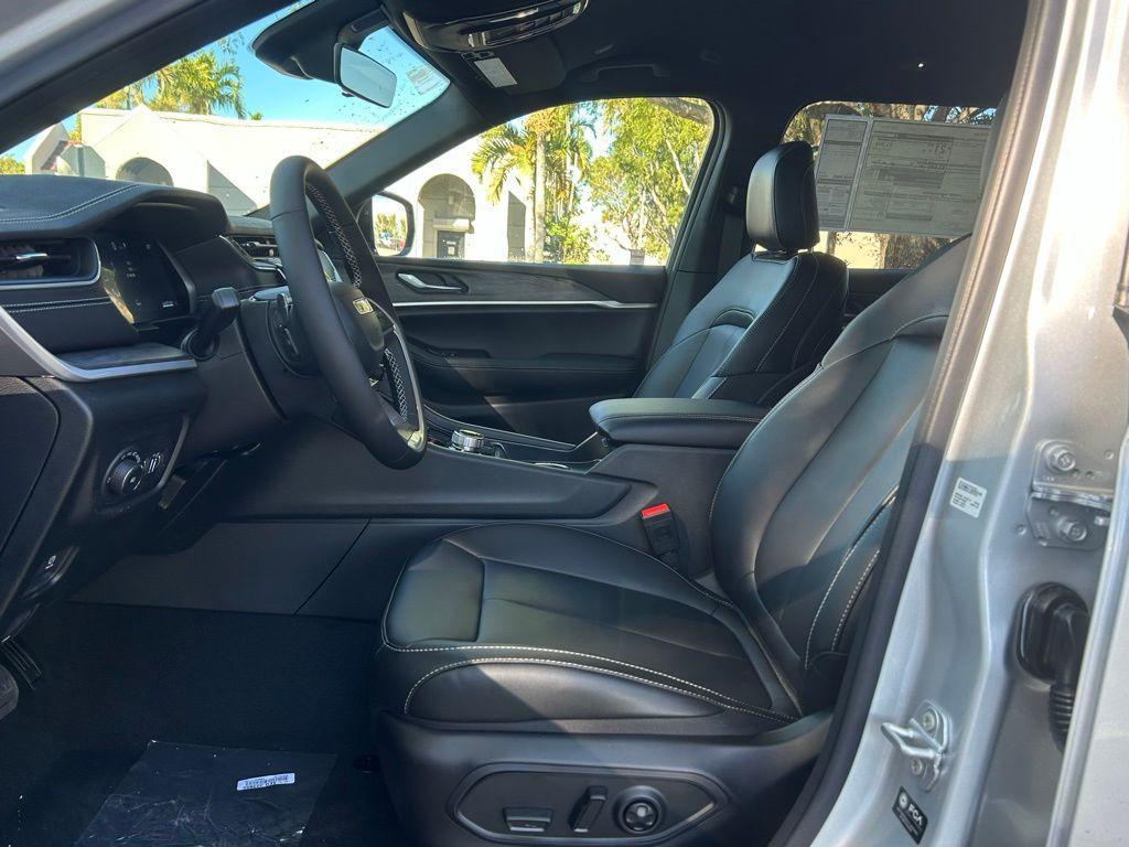 new 2025 Jeep Grand Cherokee L car, priced at $42,576