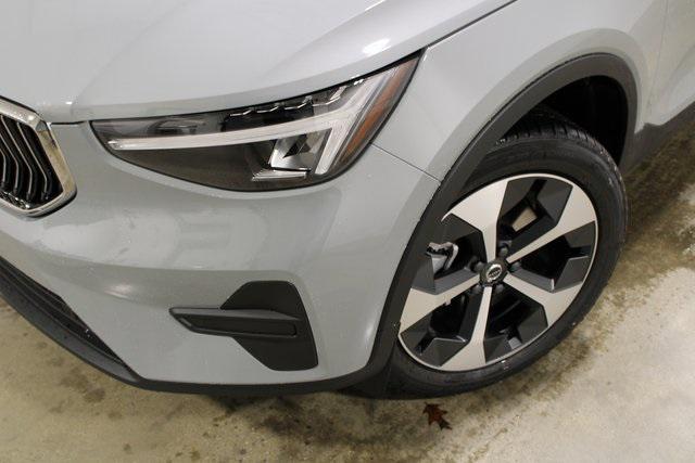 new 2025 Volvo XC40 car, priced at $46,015