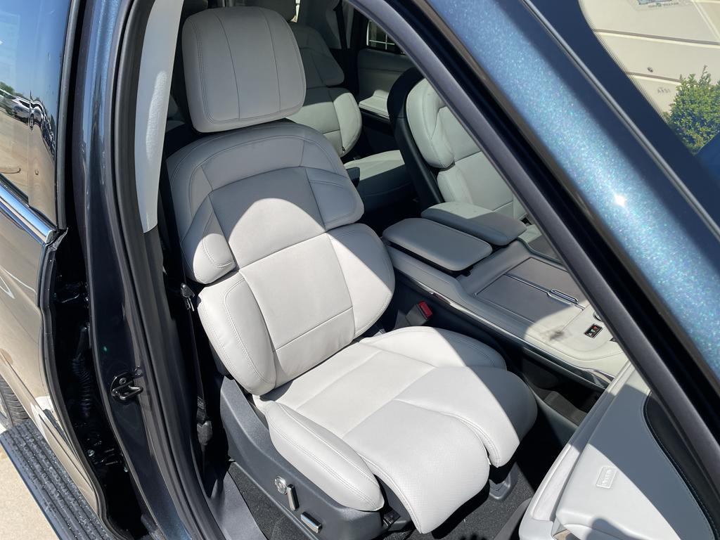 new 2025 Lincoln Navigator car, priced at $106,305