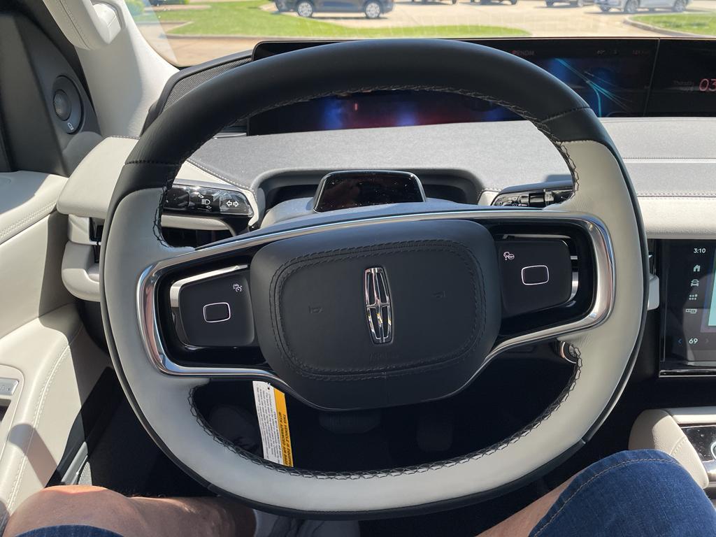 new 2025 Lincoln Navigator car, priced at $106,305