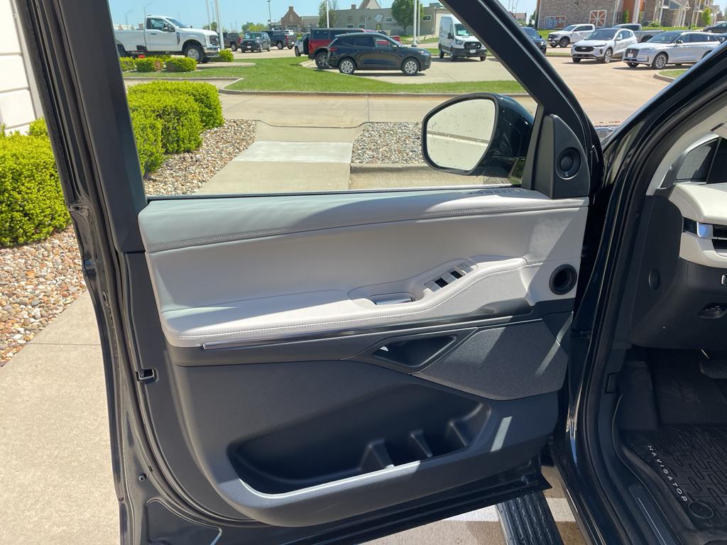 new 2025 Lincoln Navigator car, priced at $106,305