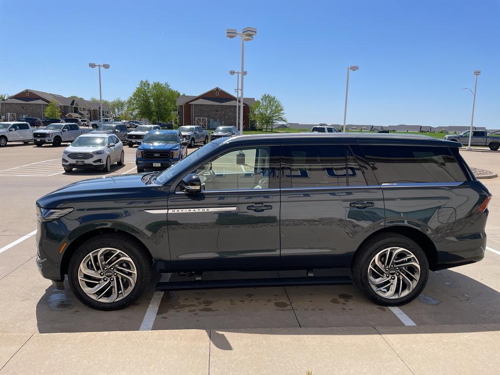 new 2025 Lincoln Navigator car, priced at $106,305