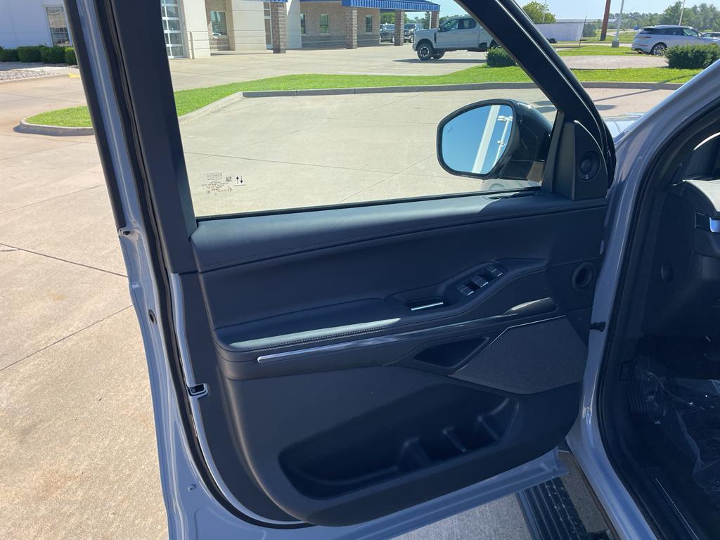 new 2025 Lincoln Navigator car, priced at $107,372