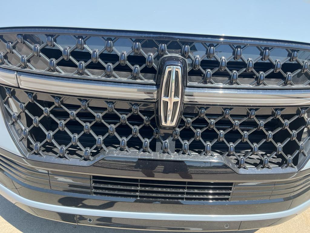 new 2025 Lincoln Navigator car, priced at $107,372