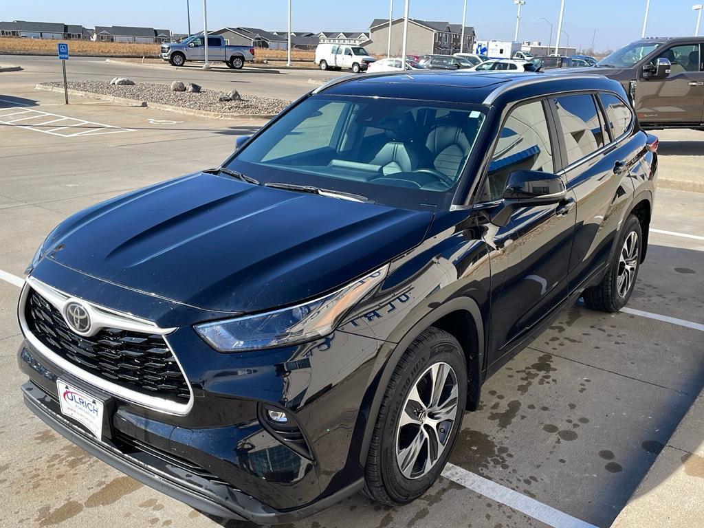 used 2023 Toyota Highlander car, priced at $37,985