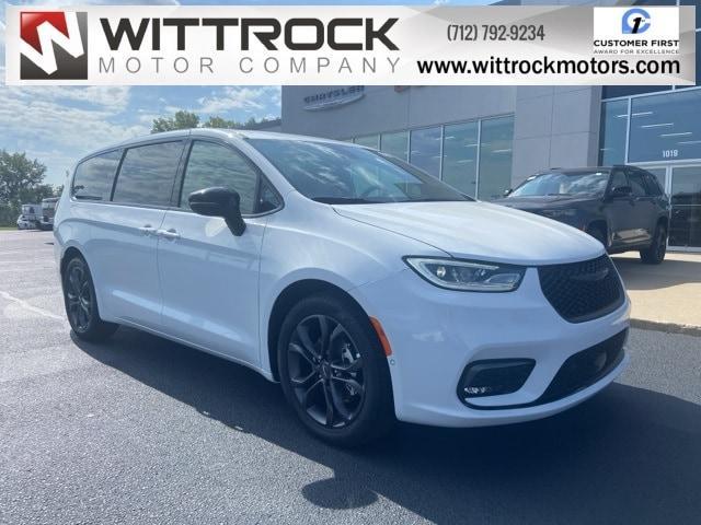 new 2026 Chrysler Pacifica car, priced at $42,272