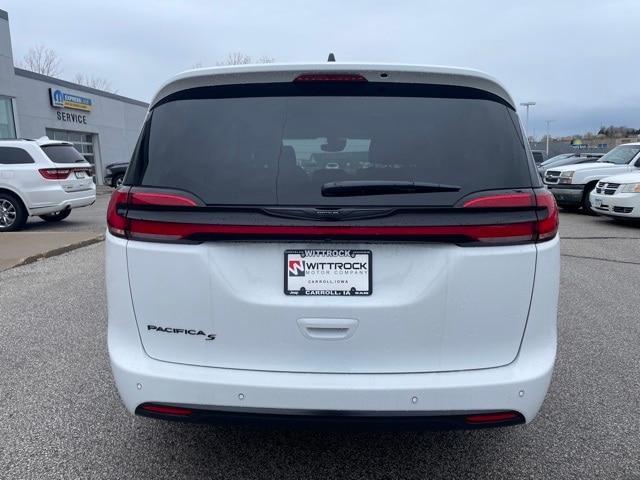 new 2024 Chrysler Pacifica car, priced at $42,463