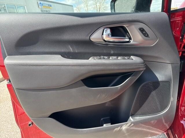 new 2025 Chrysler Pacifica car, priced at $44,448