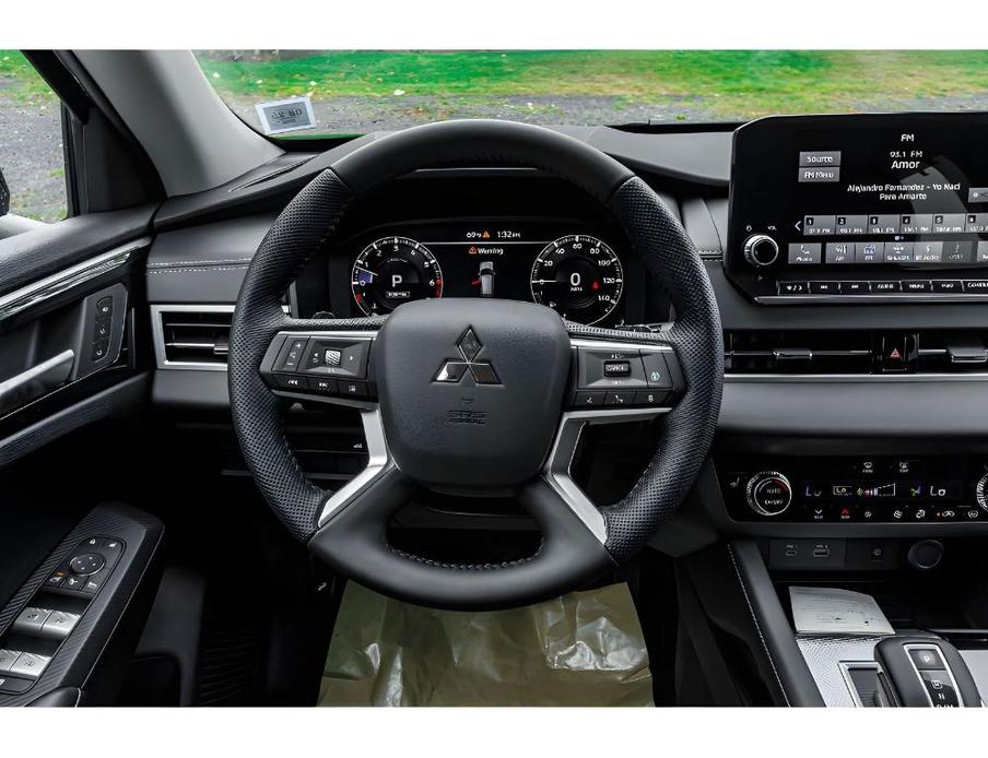 new 2024 Mitsubishi Outlander car