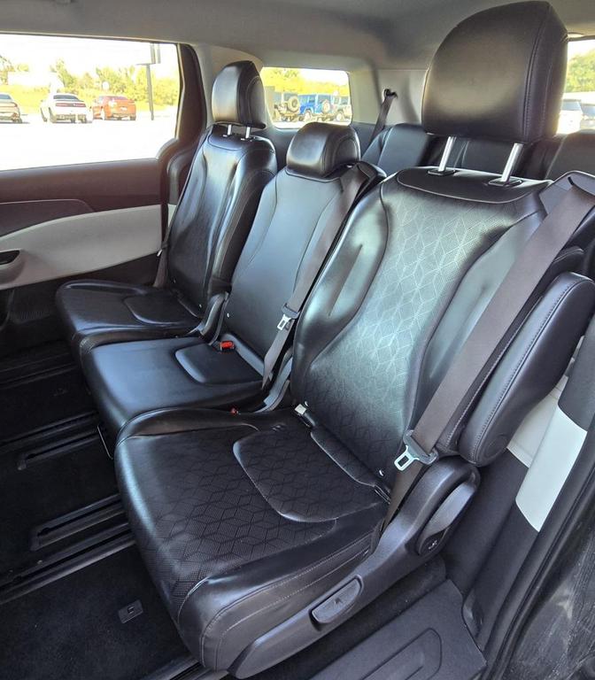 used 2022 Kia Carnival car, priced at $24,800