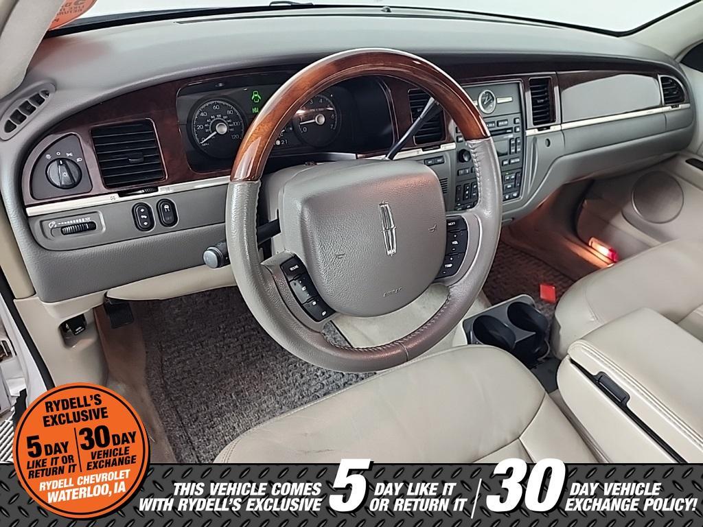 used 2009 Lincoln Town Car car, priced at $14,991