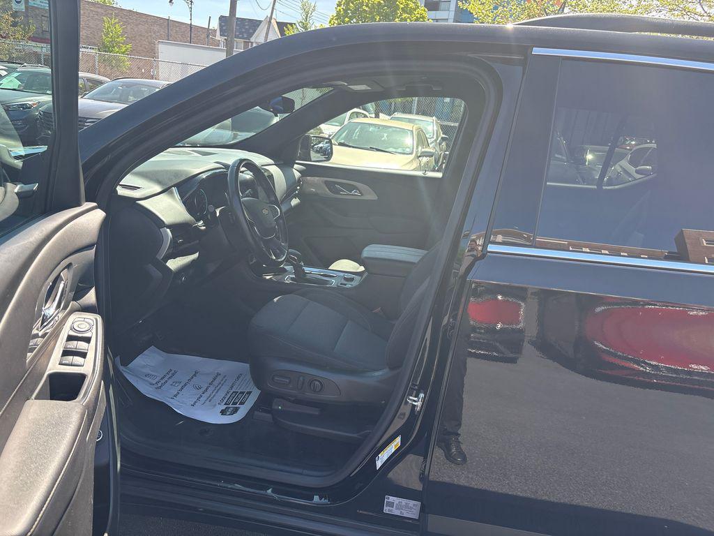 used 2022 Chevrolet Traverse car, priced at $27,000