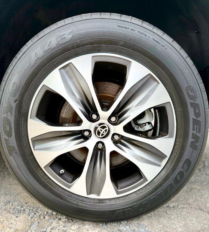 used 2021 Toyota Highlander Hybrid car, priced at $33,900