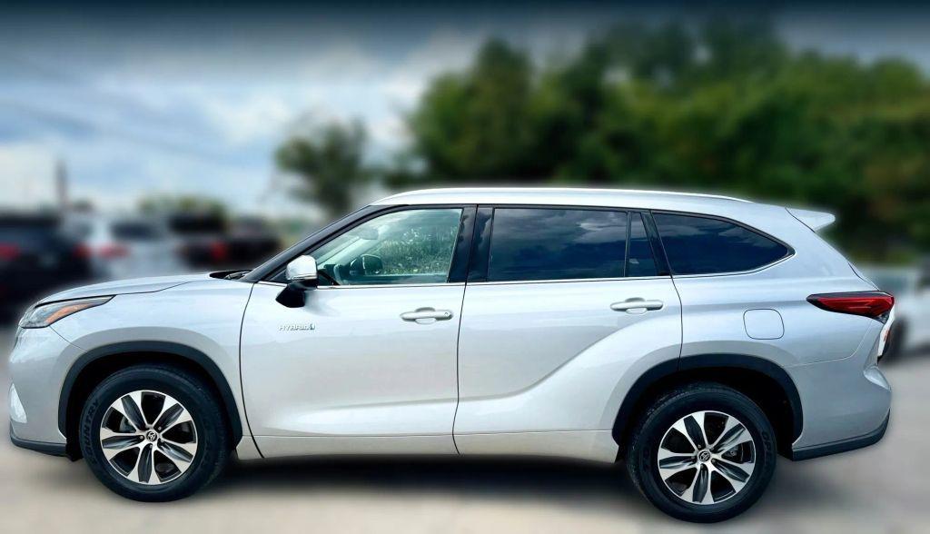 used 2021 Toyota Highlander Hybrid car, priced at $33,900