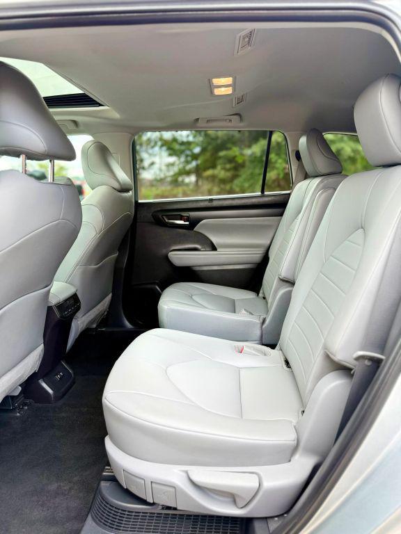 used 2021 Toyota Highlander Hybrid car, priced at $33,900