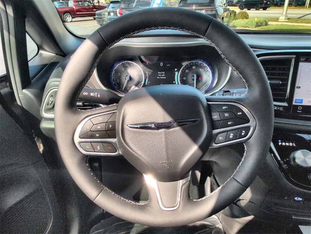 new 2025 Chrysler Pacifica car, priced at $42,720
