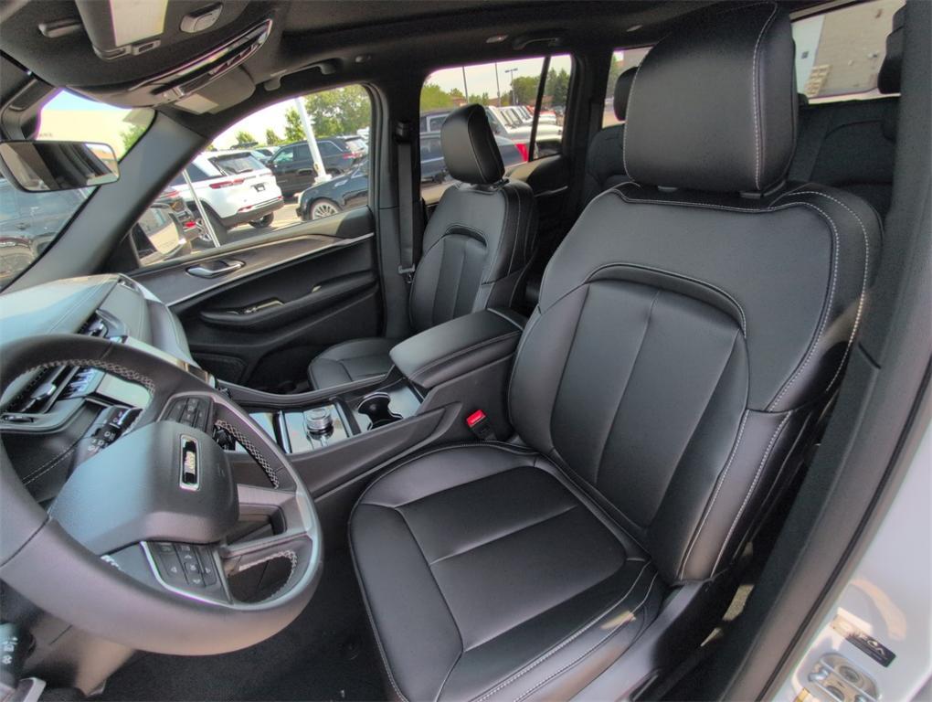 new 2025 Jeep Grand Cherokee car, priced at $44,253