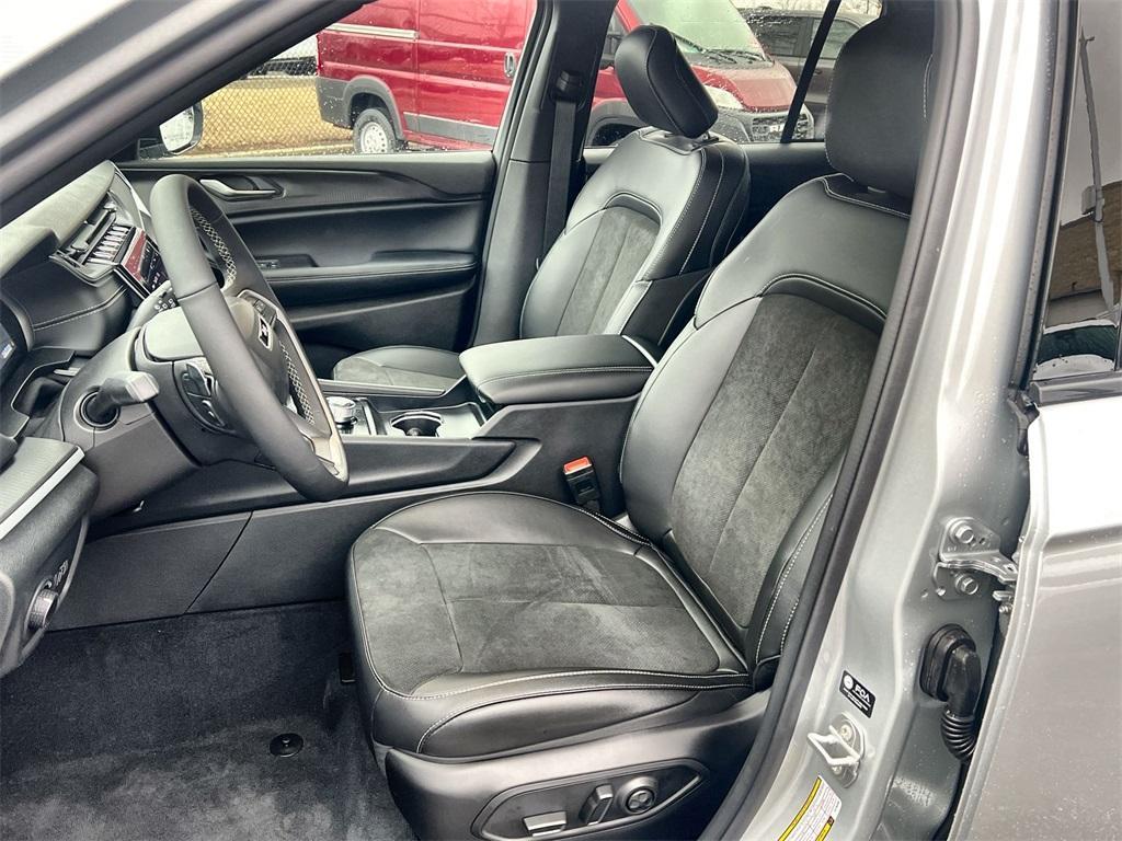new 2025 Jeep Grand Cherokee car, priced at $45,650