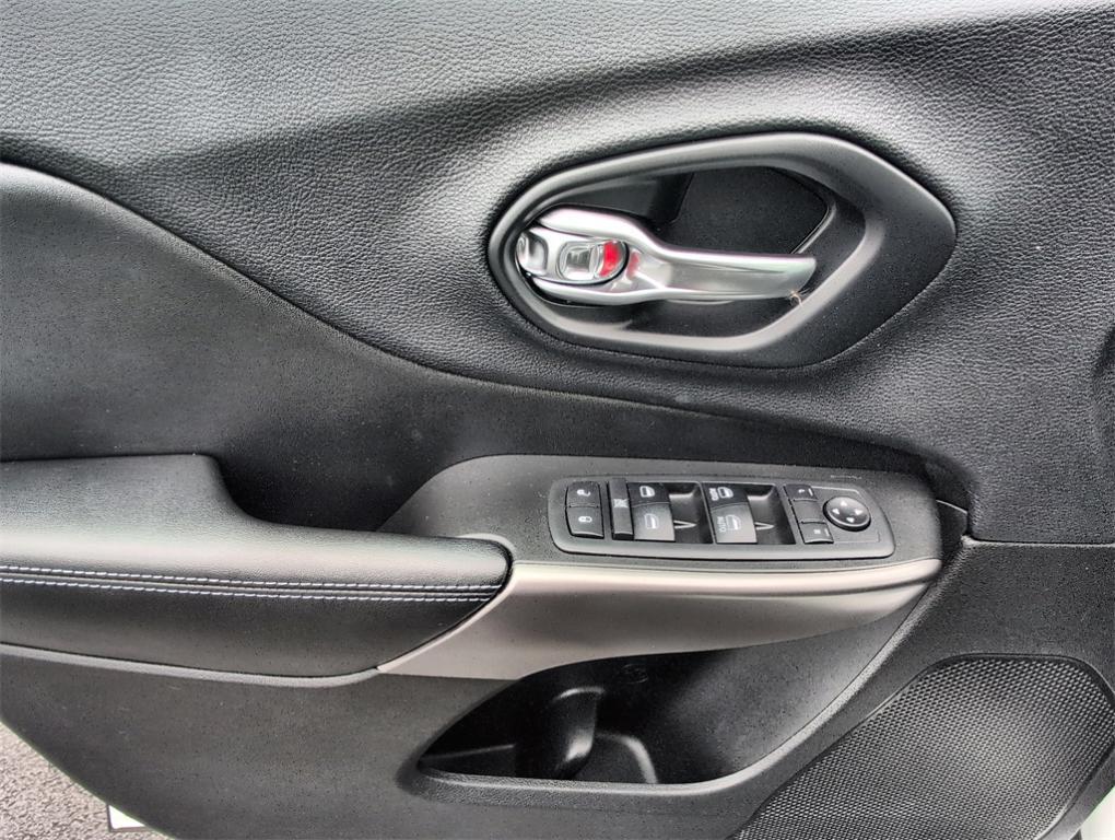 used 2019 Jeep Cherokee car, priced at $18,789