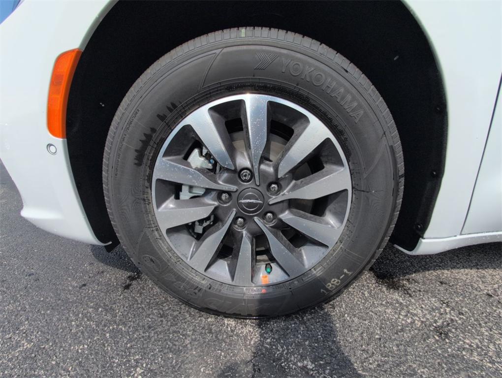 new 2025 Chrysler Pacifica Hybrid car, priced at $40,843