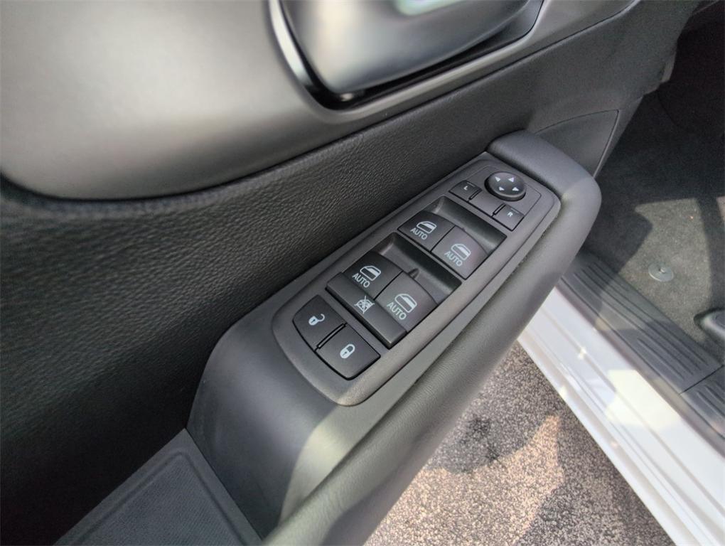 new 2025 Chrysler Pacifica Hybrid car, priced at $40,843