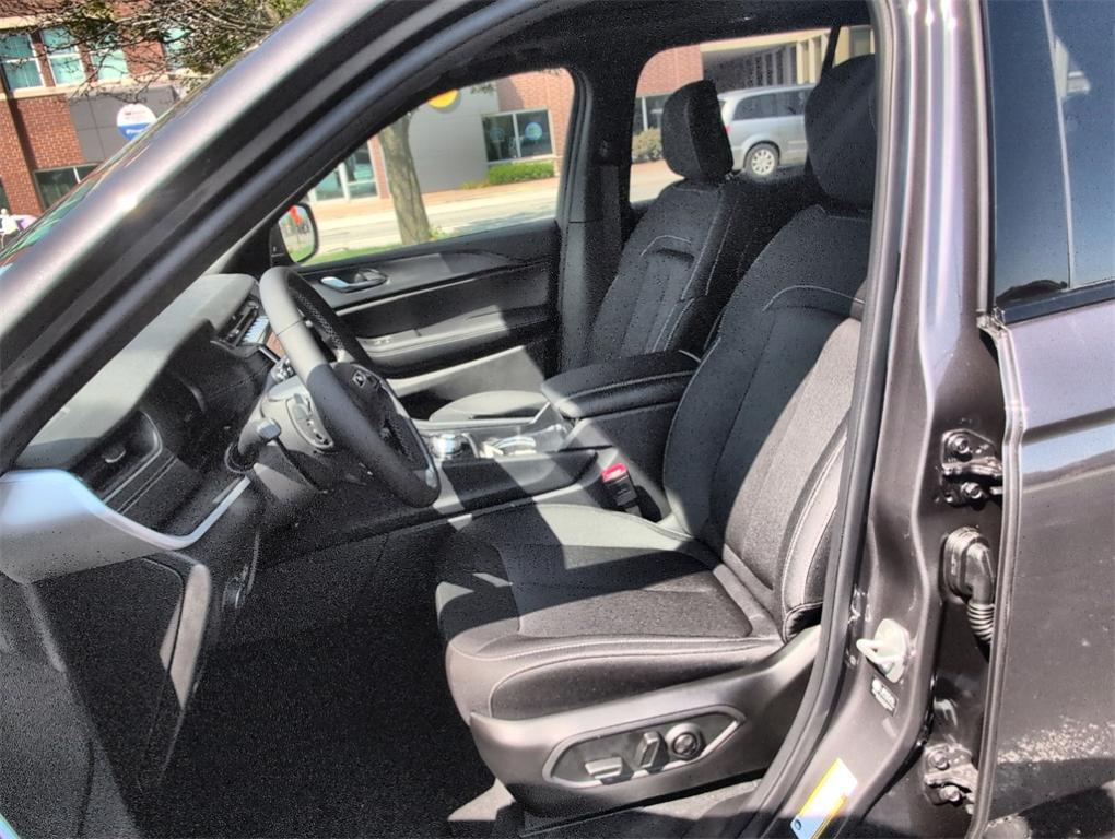 new 2025 Jeep Grand Cherokee car, priced at $39,889