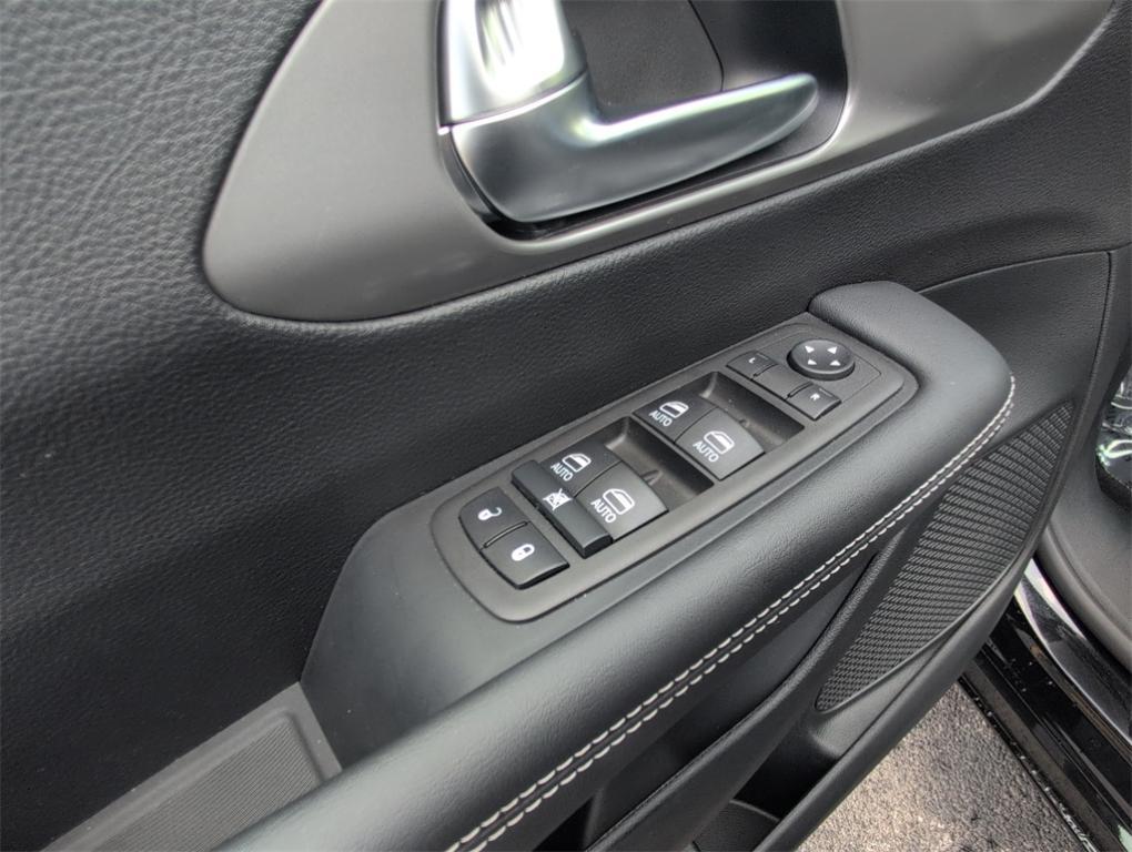 new 2025 Chrysler Pacifica car, priced at $65,642
