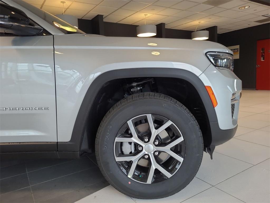 new 2025 Jeep Grand Cherokee car, priced at $41,995