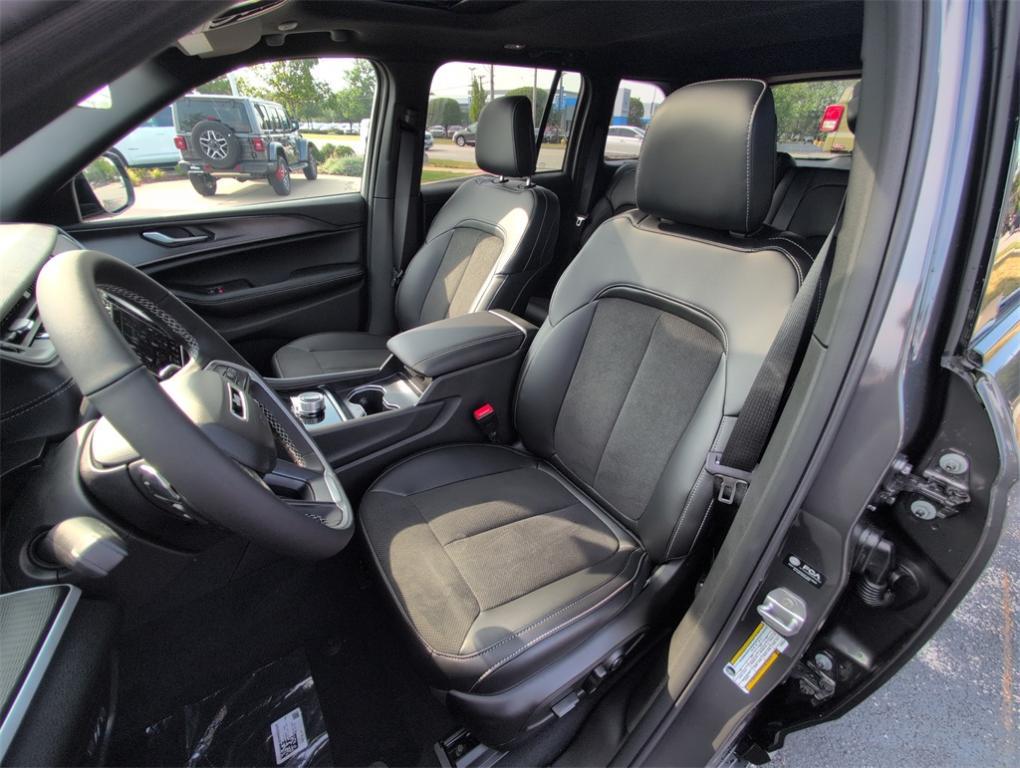 new 2025 Jeep Grand Cherokee car, priced at $42,667