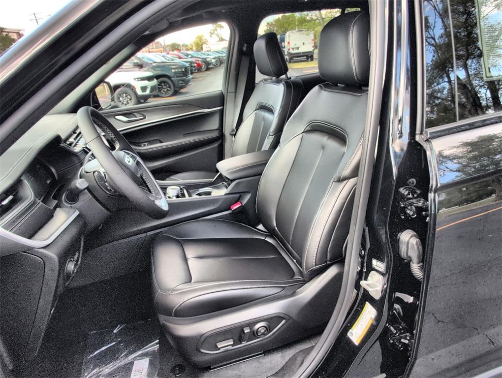 new 2025 Jeep Grand Cherokee car, priced at $46,888