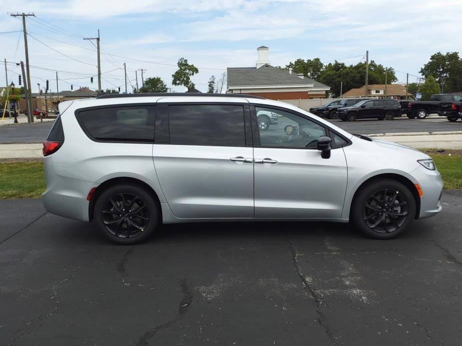 new 2024 Chrysler Pacifica car, priced at $44,781