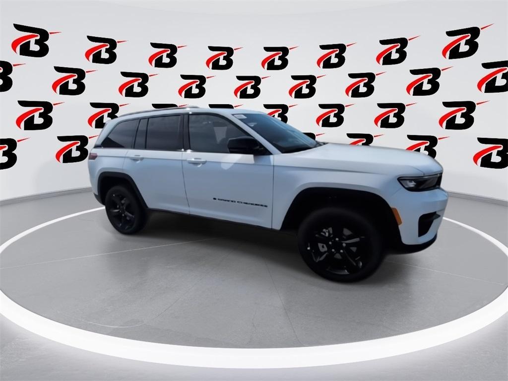 new 2025 Jeep Grand Cherokee car, priced at $42,158