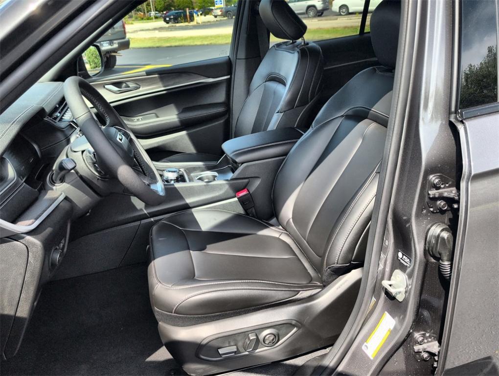new 2025 Jeep Grand Cherokee car, priced at $44,625