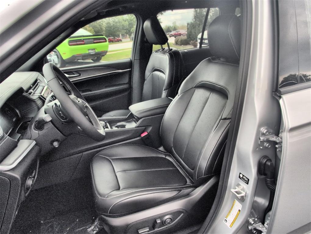 new 2025 Jeep Grand Cherokee car, priced at $50,224